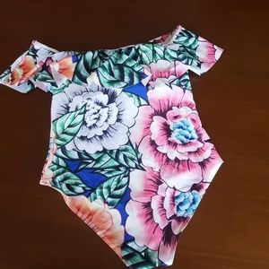 BNWOT, Gorgeous Floral Print Bathing suit L